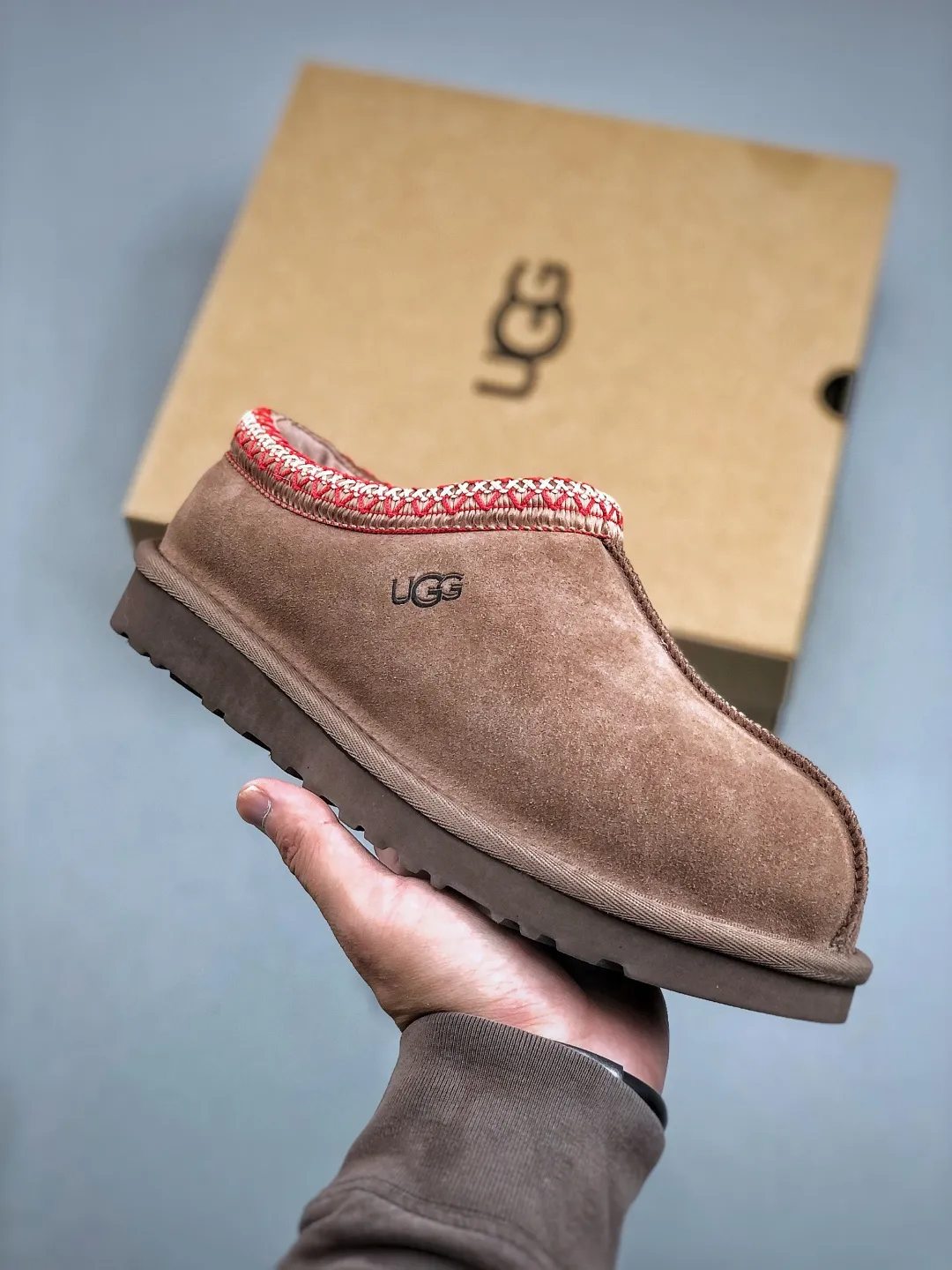 Local self-pickup💰540 supports store placement. The top version on the market. UGG Tazz. Ethnic thin-soled men's and women's models. Xiaohongshu's hot model. Produced by a major foreign trade factory in Guangzhou. Real sheep fur from toe to insole. Independent outer box packaging. Chip. Waterproof process. Different from any version on the market. 5cm thick sole, independently developed original outsole, cashmere insole, keeping warm in winter, suitable for home use. In the new year, uug launched a style series, which is partially geared towards the preferences of young consumers. It has also moved to the forefront of fashion trends. Shoe body material, water-repellent coated suede upper, 17 mm UGGPURE™ implanted wool insole, lightweight non-slip and comfortable rubber outsole, with brand LOGO and trademark, with full package Size: 35 36 37 38 39 40 41 42 43 44 45